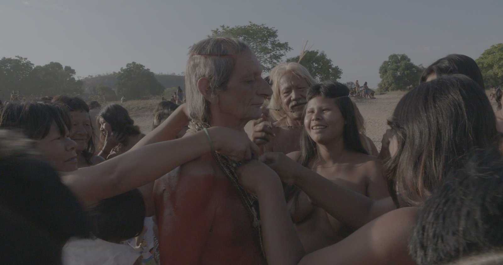 Cena do filme De longe toda serra e azul